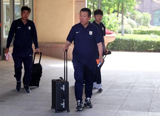 叶辰问他：那你收到的命令，是把里面的人全部杀掉，还是要留某些人做活口？那人开口道：命令是不让我们留任何活口。